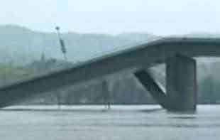 DA SE ZLOČIN NE ZABORAVI: Pre 24 godine u <span style='color:red;'><b>genocid</b></span>noj NATO agresiji srušen Žeželjev most u Novom Sadu (VIDEO)