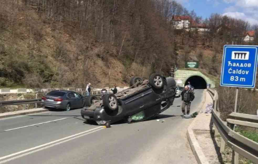 AUTO ZAVRŠIO NA KROVU: Direktan sudar vozila kod Zlatibora