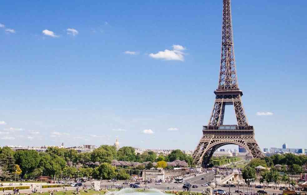 STRAHOVITE SCENE U PARIZU: Turistkinju (27) silovalo 5 muškaraca kod Ajfelove kule