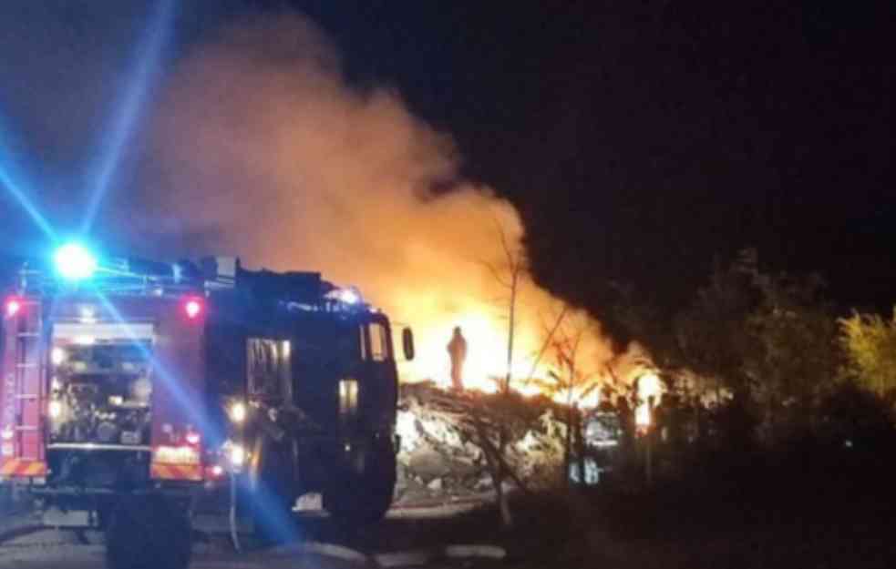 Požar na deponiji u Bačkoj Palanci, vatrogasci na terenu (FOTO)