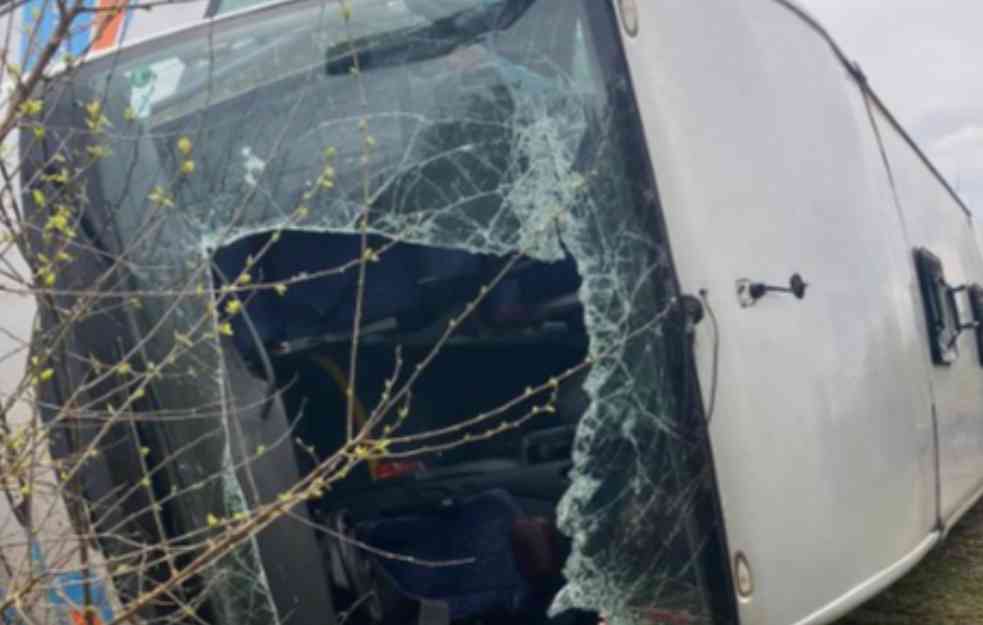 EPILOG NESREĆE: Troje putnika iz autobusa koji se prevrnuo u Mađarskoj zadržano u bolnici