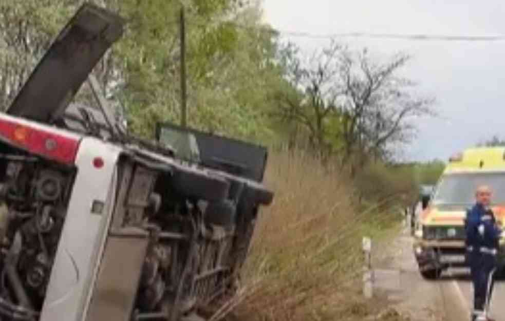 SPAVALI SMO, A ONDA JE UZ ŠKRIPANJE KRENULO PREVRTANJE: Uglješa bio u autobusu koji se prevrnuo u Mađarskoj! (FOTO)