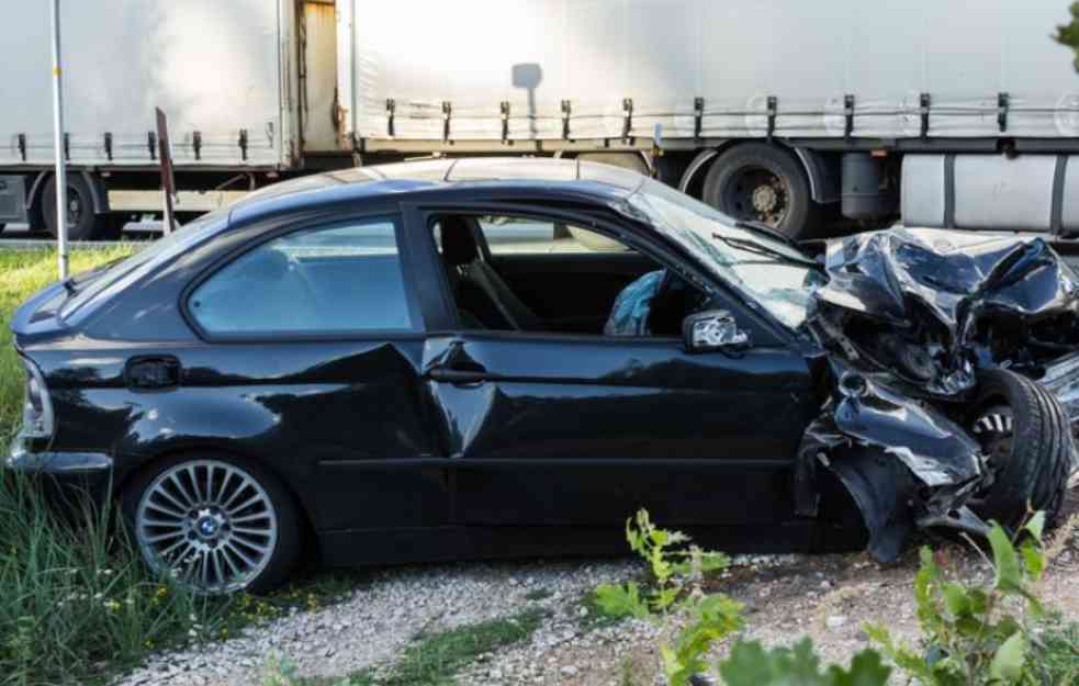 BMW SE ZAKUCAO U BILBORD : Povređena trudnica u Leskovcu