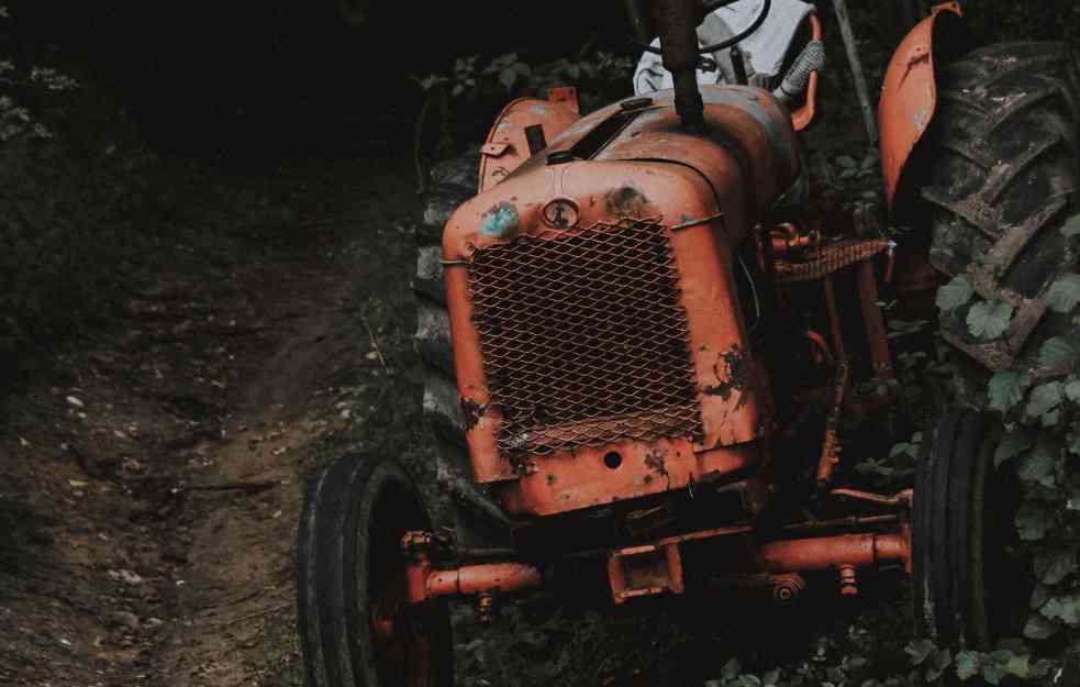Pojavio se snimak saobraćajne nesreće u Staroj Pazovi: Prevrnuo se traktor sa prikolicom (VIDEO)