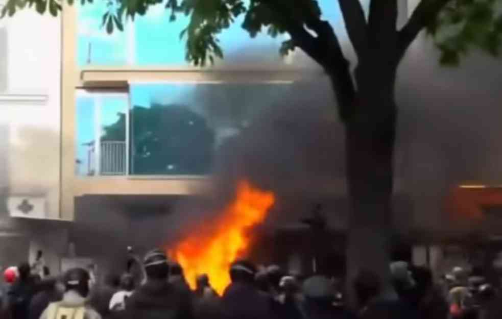 DRAMATIČNE SCENE IZ PARIZA: Policajac gori, pogođen Molotovljevim koktelom! (VIDEO)