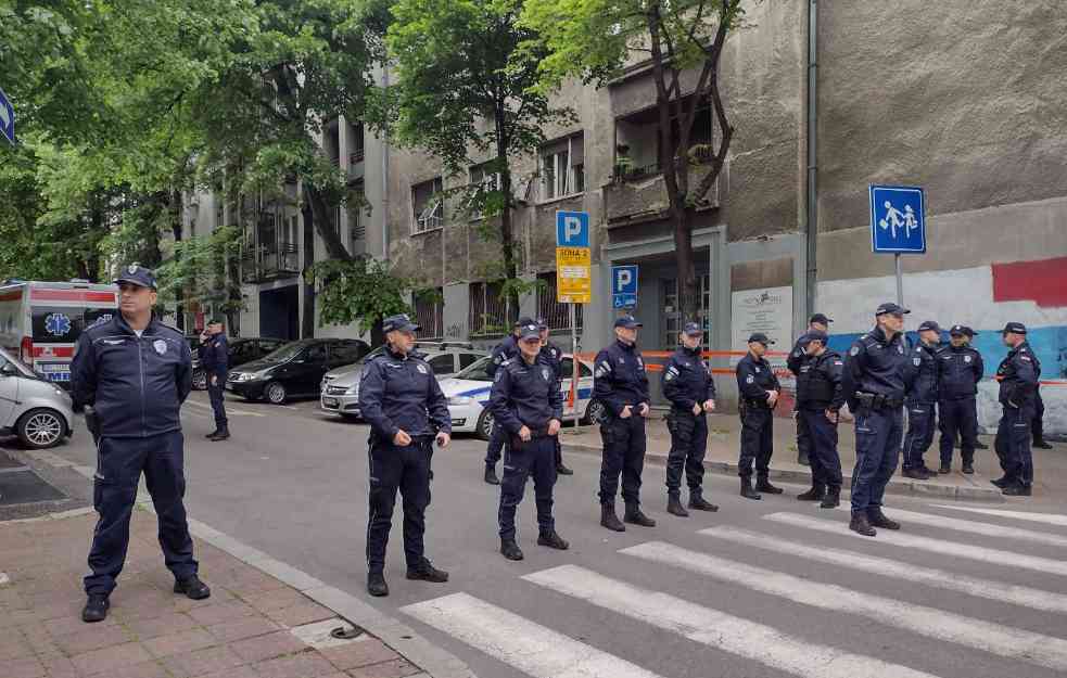 NOVI UŽAS U ŠKOLI! Bivša učenica (15) kuhinjskim nožem povredila dečaka i nastavnicu