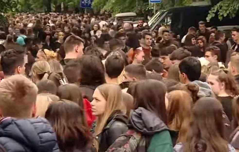  GLAS UŽIVO! SRBIJA ŽALI ZA ŽRTVAMA MASAKRA: Hiljade ljudi ispred škole „Vladislav Ribnikar“, suze i jecaji! Školski drugovi pale sveće (VIDEO)