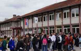 Osnovna škola u Novom Pazaru zabranila upotrebu mobilnih telefona