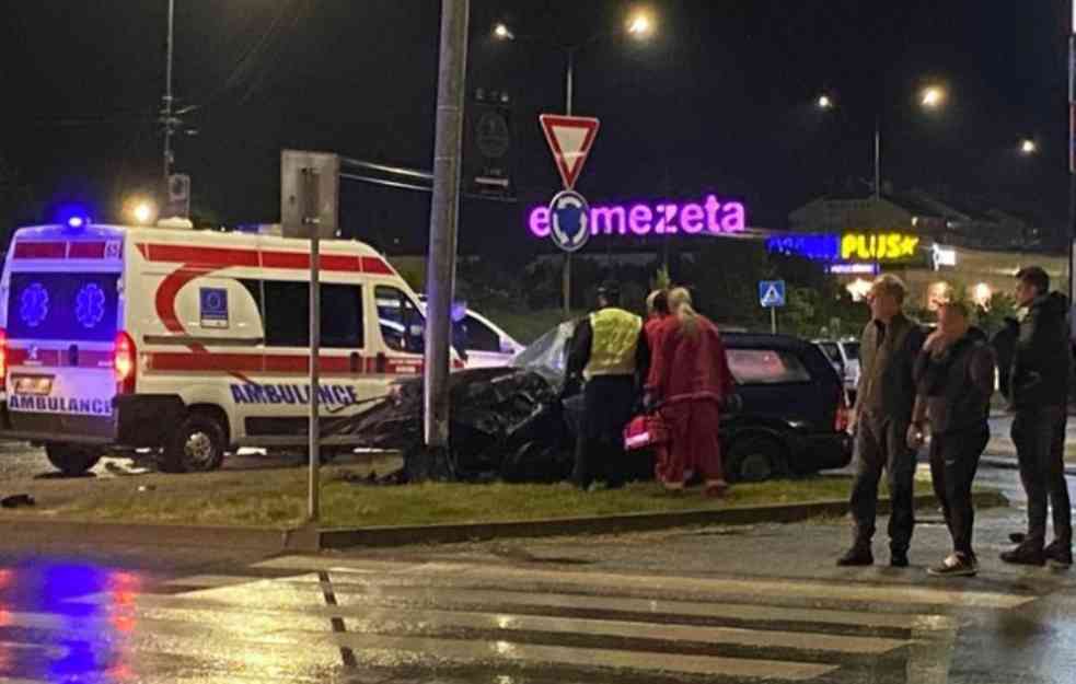 TEŠKA NESREĆA U NIŠU : Poginuo vozač, sleteo sa puta i udario u banderu