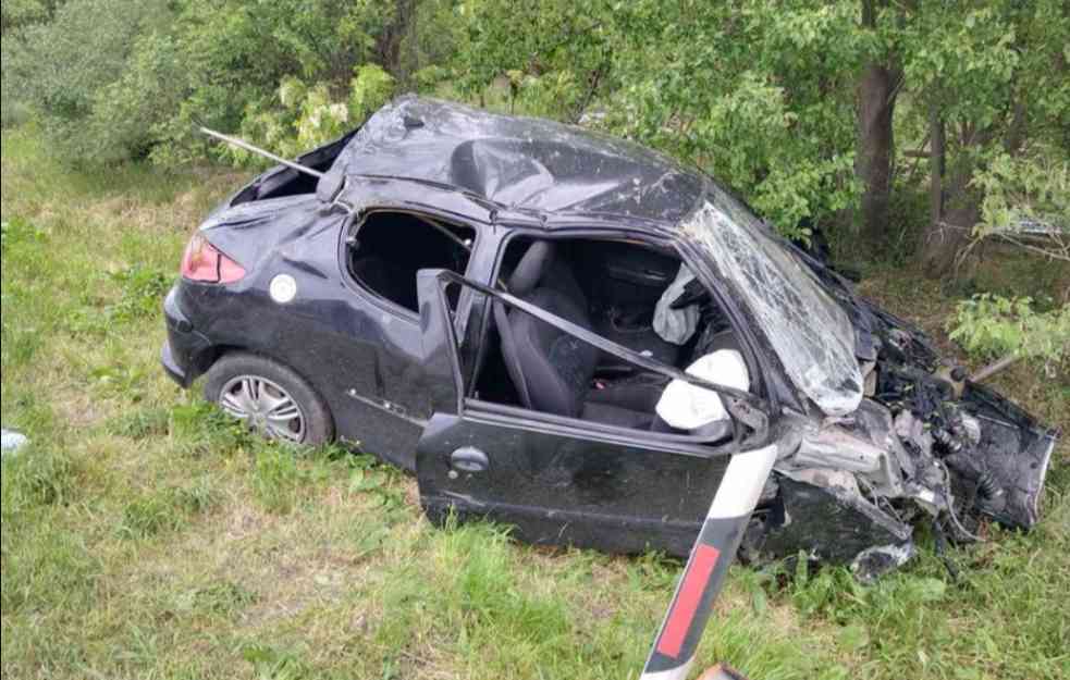 STRAVIČNE SCENE UDESA NA ZRENJANINCU : Zakucali se u ogradu, automobil potpuno smrskan