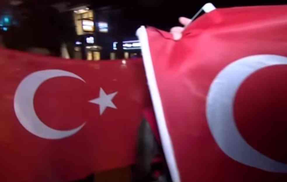 SRBIJO, GLEDAJ OVU SRAMOTU: Slavlje u Novom Pazaru posle prvih rezultata u Turskoj! Vijorile se TURSKE ZASTAVE!