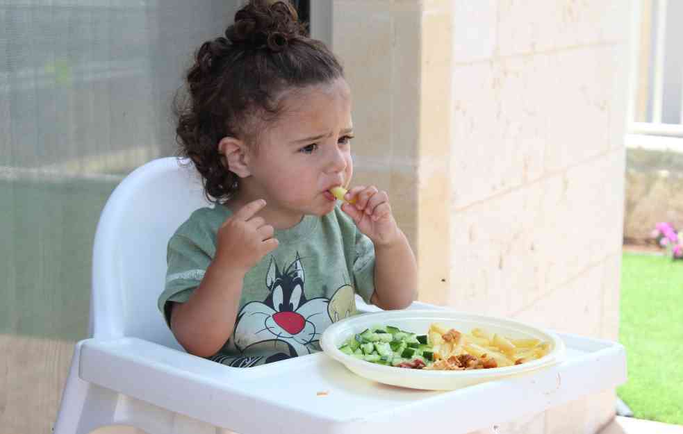 Pedijatri objasnili zašto je dobro da se dete igra sa hranom dok jede