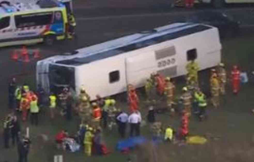 STRAVIČNA NESREĆA :Školski autobus se sudario sa kamionom, 13 povređeno (FOTO)