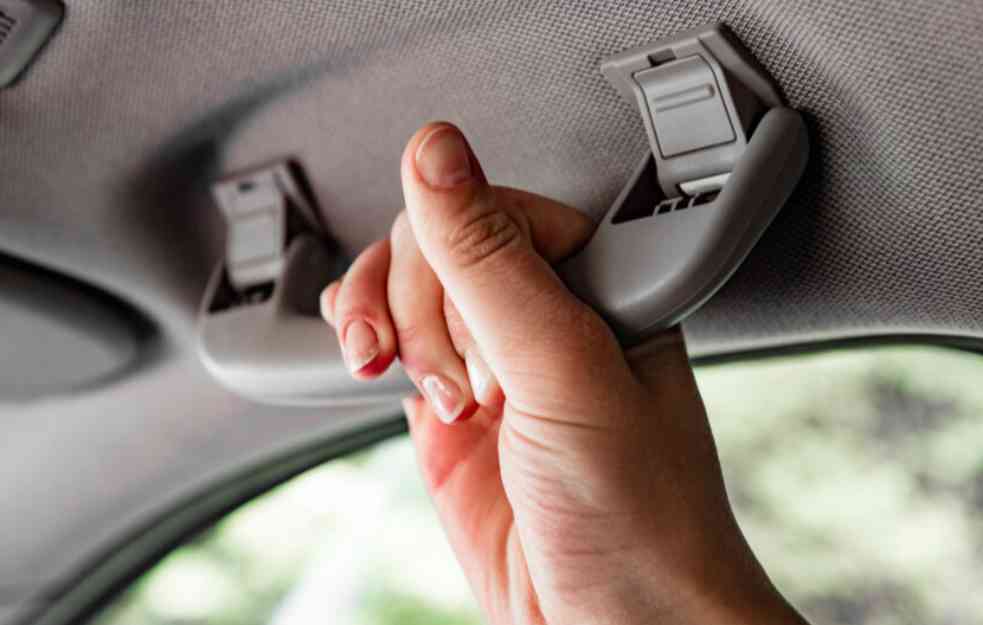 Večita dilema: Zašta zaista služi ručka iznad vrata automobila