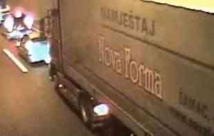 PAKAO U TUNELU, ZATVOREN <span style='color:red;'><b>AUTO-PUT</b></span>! Kombi se ZAKUCAO u kamion - ima MRTVIH!