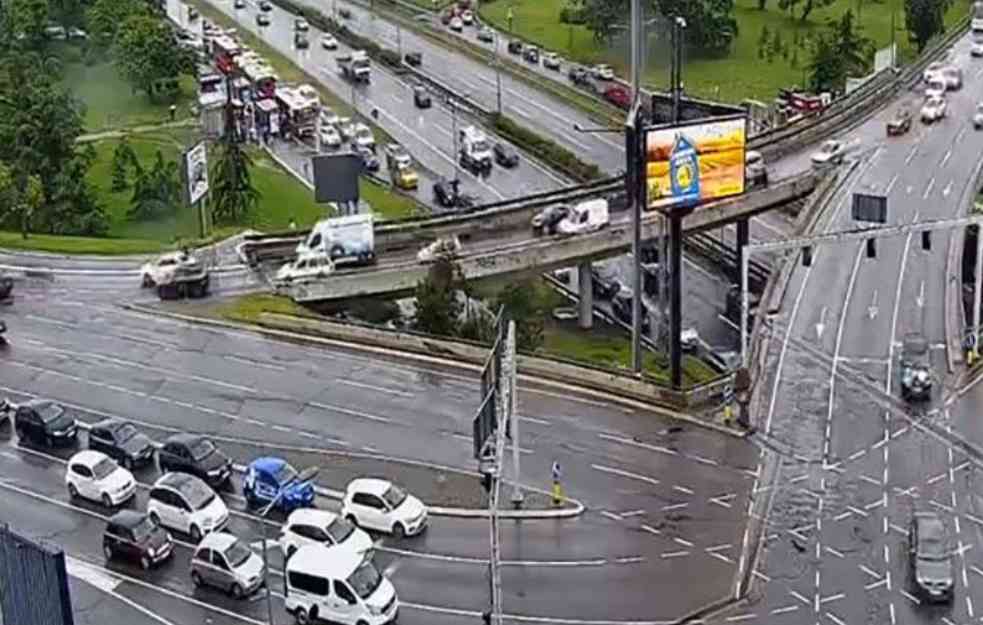 HAOS U BEOGRADU: Kiša izazvala saobraćajne gužvetine i kolone! Evo gde je NAJGORE!