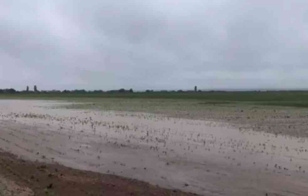 KOLAPS U ČAČANSKIM SELIMA : Izlila se reka Botunja na magistralni put, voda ušla u dvorišta