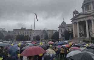 BEZ STRUJE U <span style='color:red;'><b>21. VEK</b></span>U!? Nezadovoljni građani blokirali saobraćaj u centru Beograda, evo šta je dogovoreno u kabinetu predsednika Srbije (FOTO)