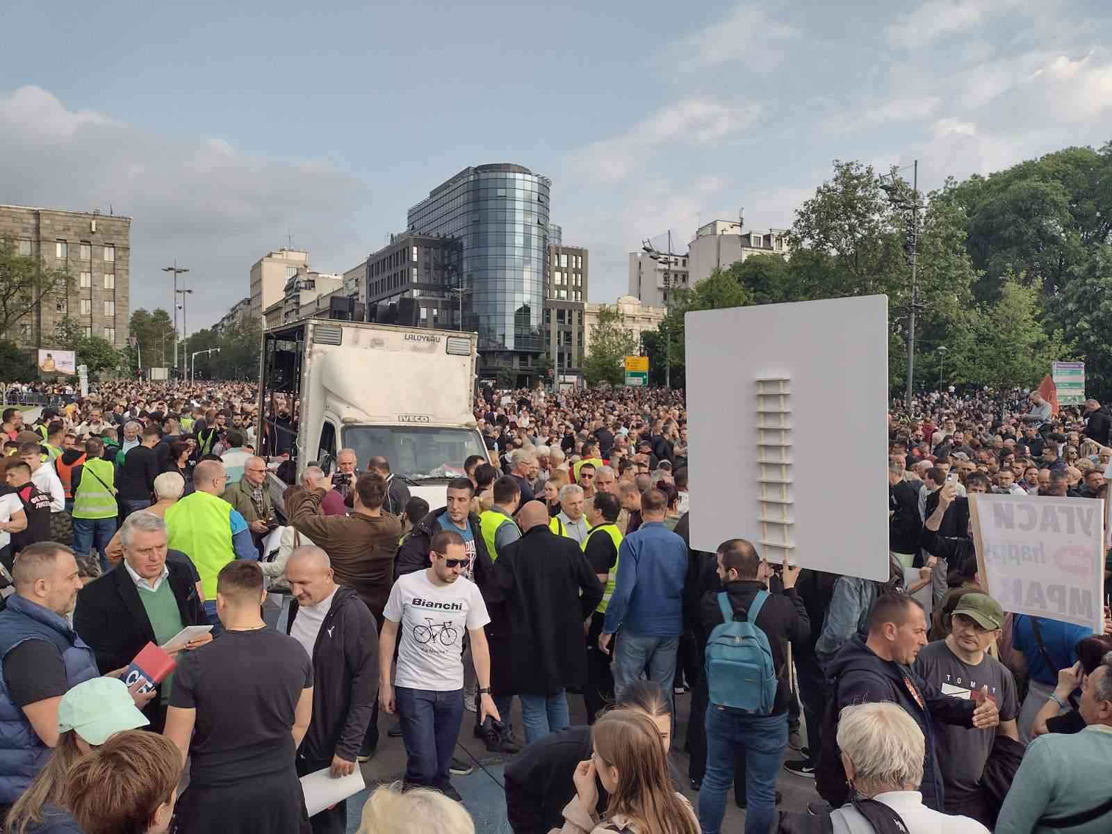 PROTEST UŠAO U 5. SAT, PINKOVI DRONOVI SNIMAJU PRAZNE DELOVE GAZELE: Ljudi se i dalje ne RAZILAZE! (FOTO)