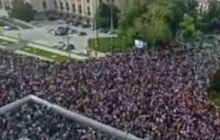 10.000. 100.000, 200.000... Ovaj SNIMAK pokazuje pravu ISTINU! (VIDEO)