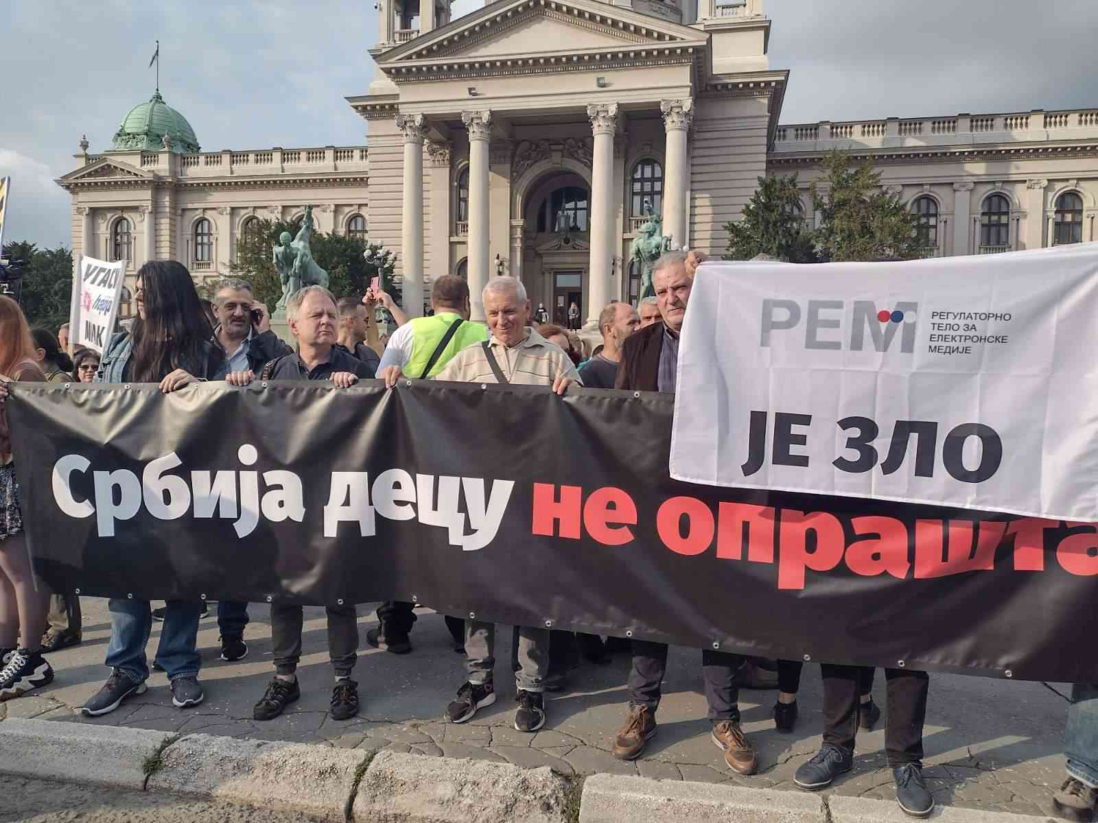 ODLAŽE SE PROTEST 