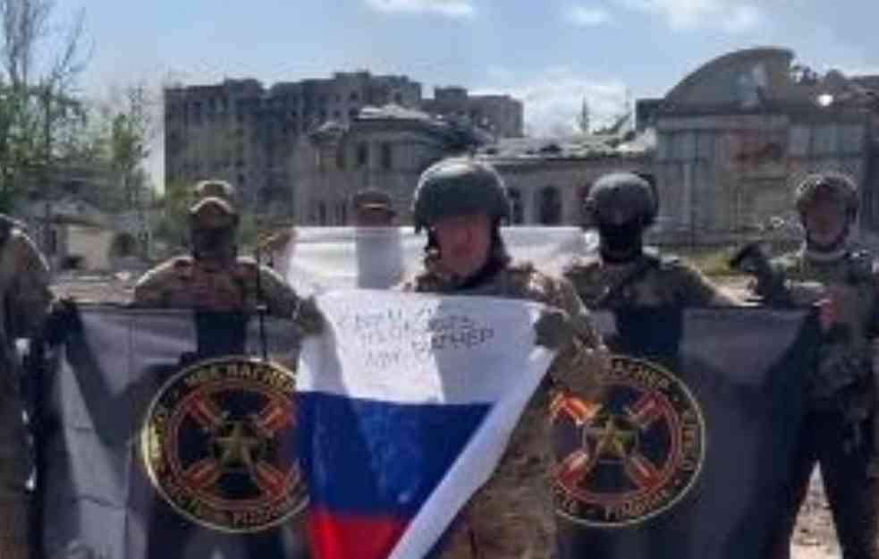 RUSI PREUZELI BAHMUT: Vođa Vagnerovaca objavio SNIMAK i razvio zastavu usred GRADA! "Zauzeli smo poslednje uporište" (VIDEO)