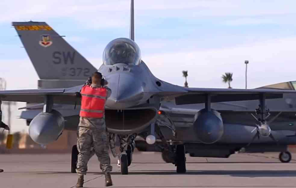 AMERIKA PREŠLA CRVENU LINIJU: Ukrajina dobija avione F-16, Bajden odobrio obuku pilota!