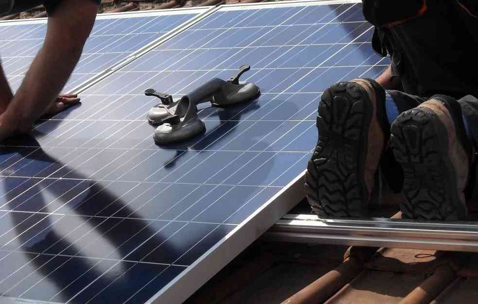 RAČUNICA PROFESORA O SOLARNIM PANELIMA: Koliko solarni paneli smanjuju račune za struju?