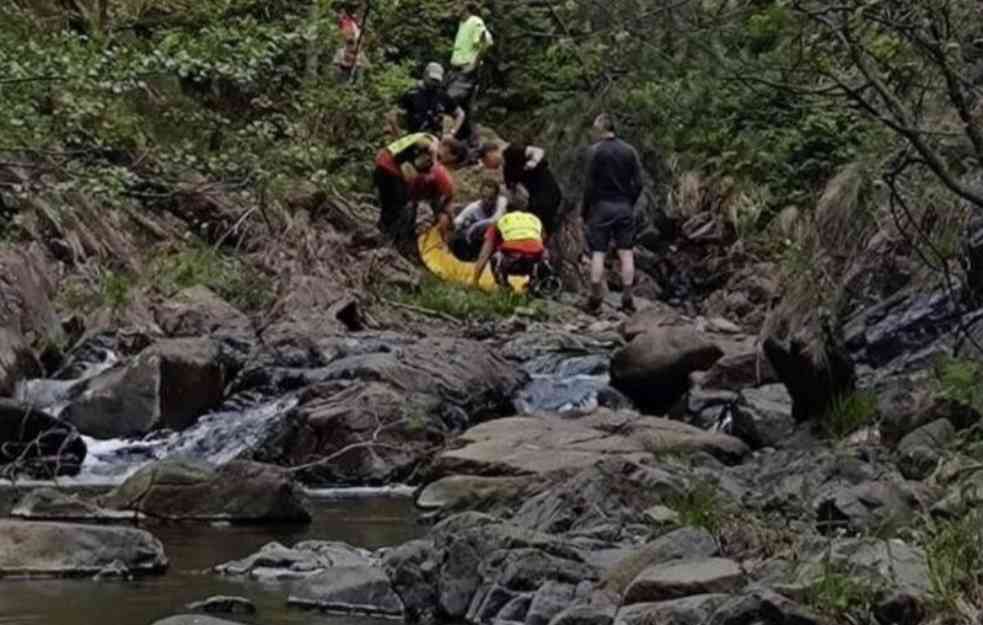 HEROJSKI PODVIG GORSKE SLUŽBE SPASAVANJA I VATROGASACA: Posle 7 sati spasili ženu koja je upala u kanjon na Divčibarama (FOTO)