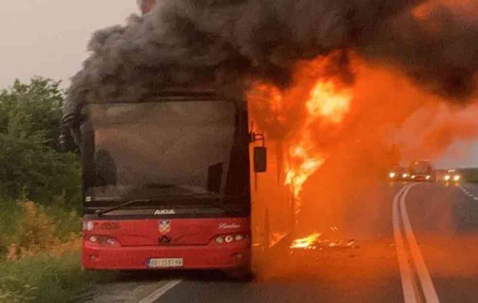 UZROCI POŽARA JOŠ UVEK NEPOZNATI: Izgoreo autobus u Nišu