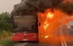 OD AUTOBUSA GSP-a OSTALA SAMO METALNA KONSTRUKCIJA, <span style='color:red;'><b>hitne službe</b></span> su na terenu (FOTO+VIDEO)