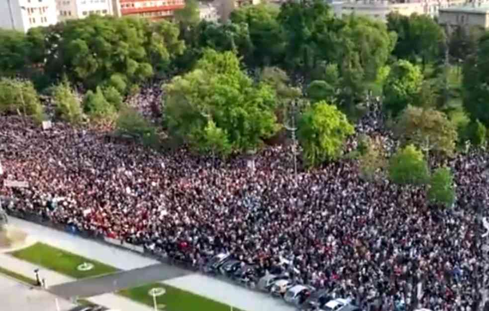 SRBIJA PROTIV NASILJA : Suspendovana profesorka Zrenjaninske gimnazije govori na protestu u Beogradu