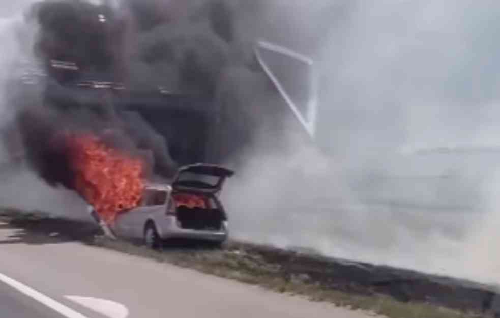 Zapalio se automobil na auto-putu: Vatrogasci se borili sa vatrenom stihijom (VIDEO)