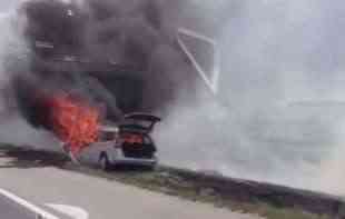 <span style='color:red;'><b>Zapalio se automobil</b></span> na auto-putu: Vatrogasci se borili sa vatrenom stihijom (VIDEO)