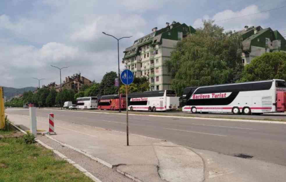 AUTOBUSI S KOSOVSKIM REGISTRACIJAMA DOVOZE SRBE S KOSOVA NA MITING! Drži ih čovek blizak KURTIJU! (FOTO)