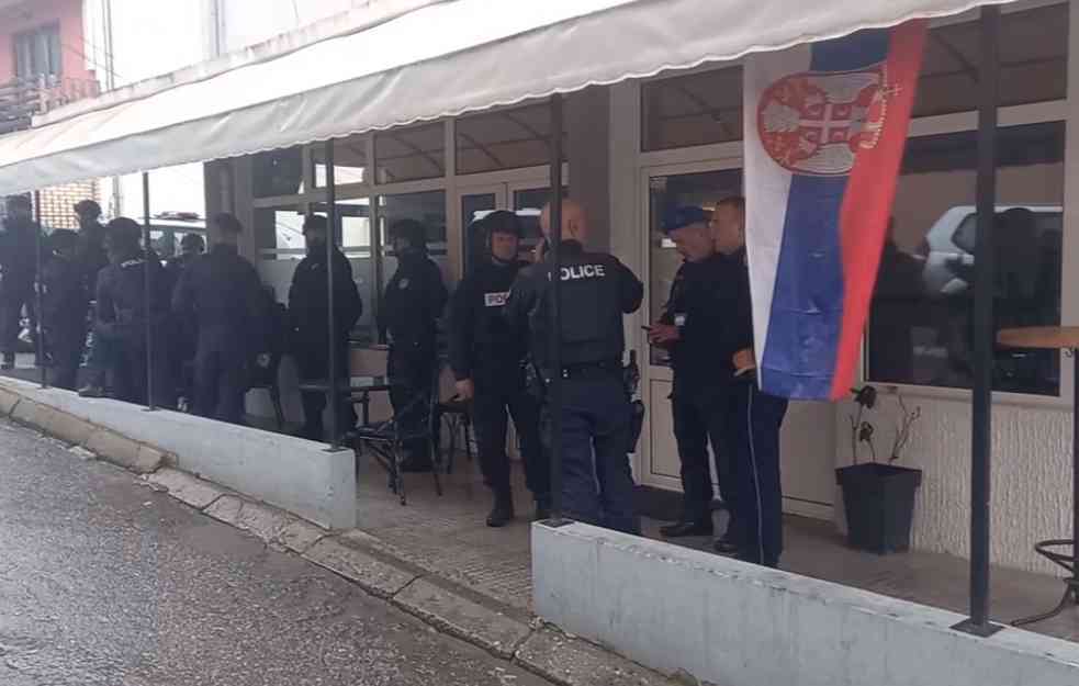 DRAMA NA SEVERU KOSOVA I METOHIJE: Pripadnici tzv. kosovske policije oko zgrada opština u Leposaviću, Zubinom Potoku i Zvečanu! (VIDEO, FOTO)