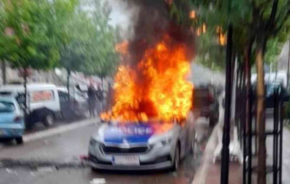 GORE POLICIJSKI AUTOMOBILI, ČUJU SE PUCNJI, SVE JE U DIMU: Na Severu se narod bori sa jedinicama ROSU-a! (VIDEO)