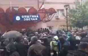 <span style='color:red;'><b>SUZAVAC</b></span> I ŠOK BOMBE NA SRBE! HAOS NA SEVERU: Tzv. kosovska policija ušla u zgradu opštine Zvečan! (VIDEO, FOTO)