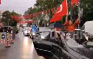 EUFORIJA U TURSKOJ: <span style='color:red;'><b>Erdogan</b></span>ove PRISTALICE pale baklje, trube, mašu turskim ZASTAVAMA, saobraćaj u KOLAPSU! (VIDEO)