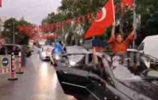 <span style='color:red;'><b>EUFOR</b></span>IJA U TURSKOJ: Erdoganove PRISTALICE pale baklje, trube, mašu turskim ZASTAVAMA, saobraćaj u KOLAPSU! (VIDEO)