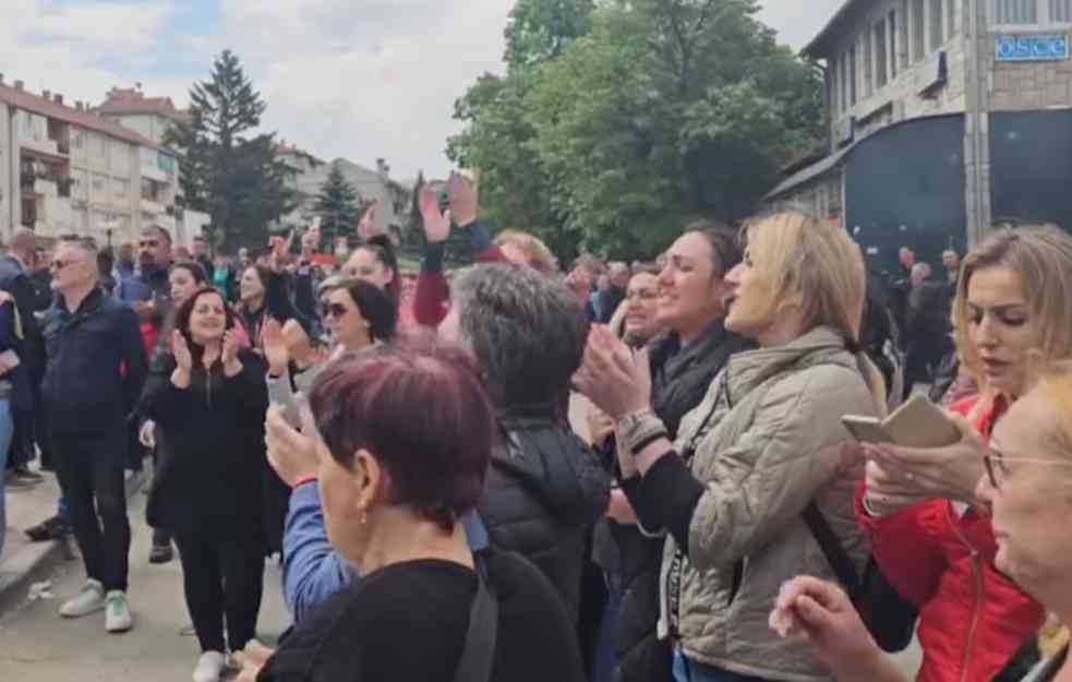 OVO JE SRBIJA: Srbi u Leposaviću pevaju, Kurtijevi okupatori u zgradi opštine Leposavić (VIDEO)