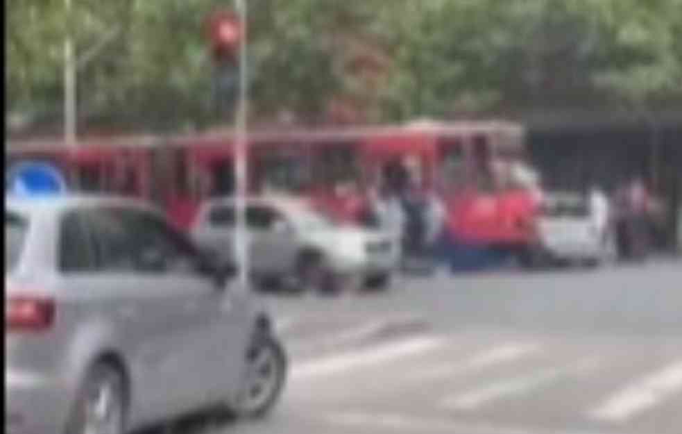 HAOS NA BULEVARU! Tramvaj udario u automobil, jedna osoba povređena (VIDEO)