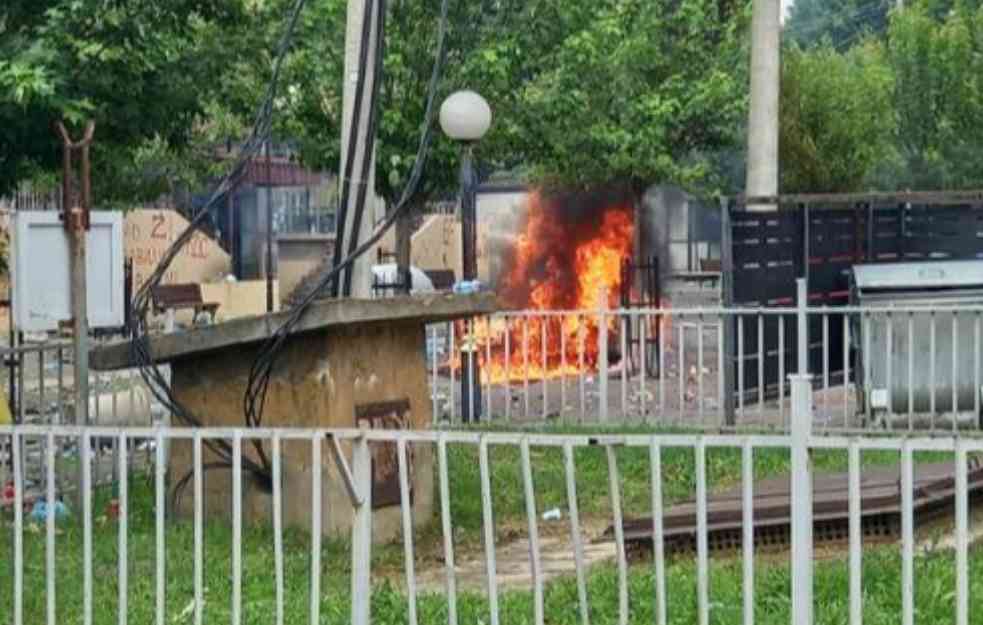NA OPŠTINAMA ALBANSKE ZASTAVE, 53 POVREĐENA U SUKOBIMA, 1 TEŠKO RANJEN: Dim, garež, duge cevi i napetost na SEVERU KOSOVA! (VIDEO)