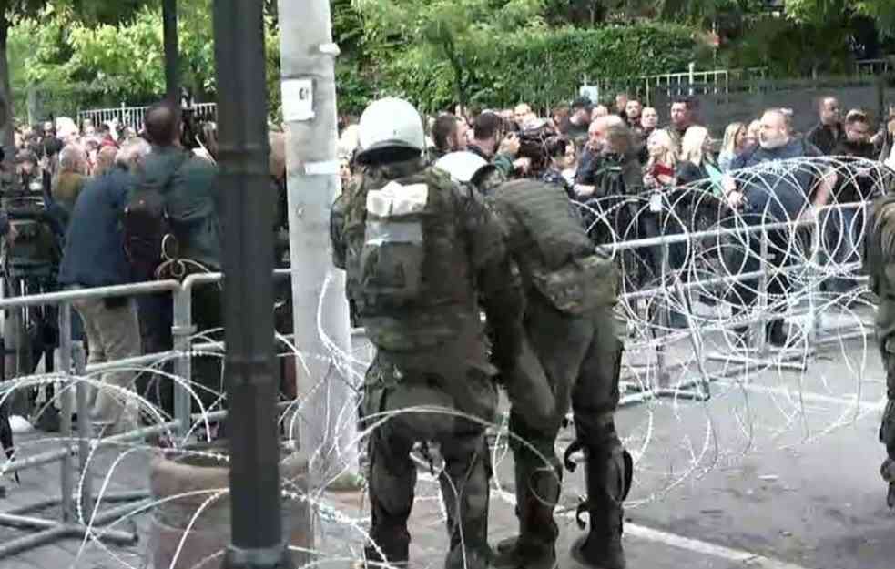 KFOR RAZVLAČI BODLJIKAVU ŽICU, SRBI SE OKUPLJAJU: Najavljen najmasovniji miran protest građana ispred opštine Zvečan (FOTO)