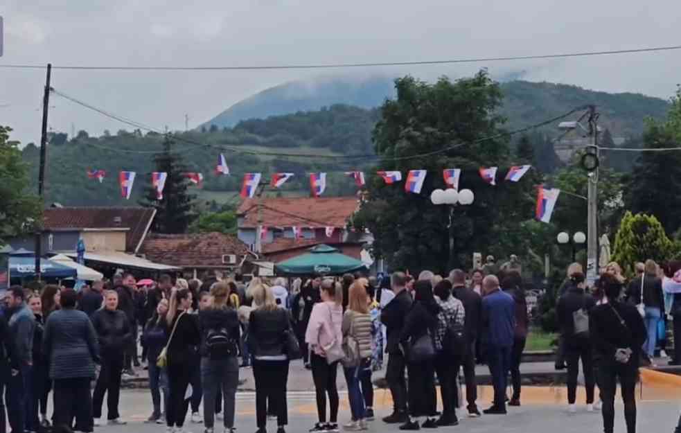 NAPETOST I U LEPOSAVIĆU: Veliki broj Srba i danas ispred zgrade opštine, podrška uhapšenima (VIDEO)