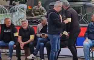 SRBI U LEPOSAVIĆU NA PROTESTU NOSE SIMBOL VELIKOG STRADANJA: Pogledajte šta su stavili oko RUKE (VIDEO)