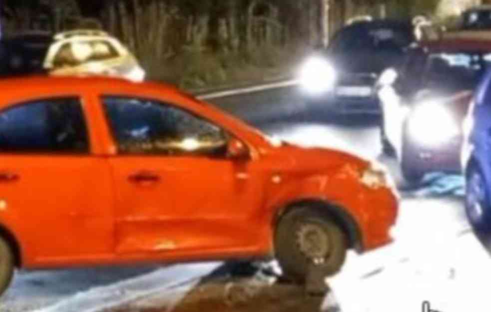 UDARIO AUTO SA TRUDNICOM I ČETVORO DECE I POBEGAO: Udes kod Kluza, Beograđani pomogli ukrajinskoj porodici! (FOTO)