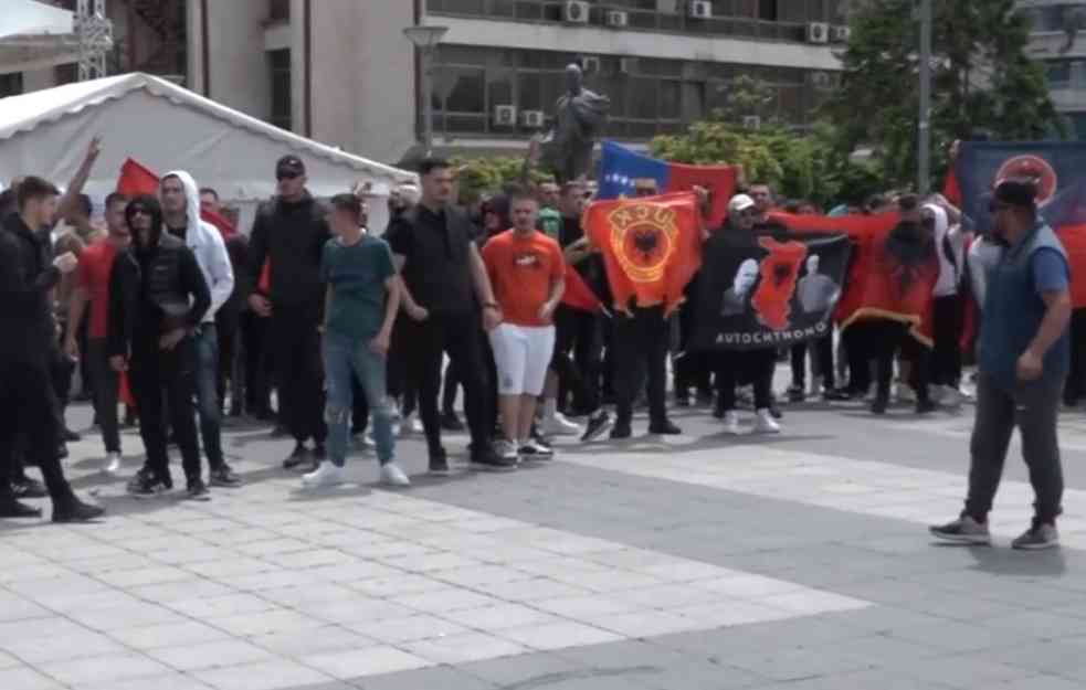 POGLEDAJTE PROTEST ALBANACA U MITROVICI: Divljali i skandirali terorističkoj tzv. 