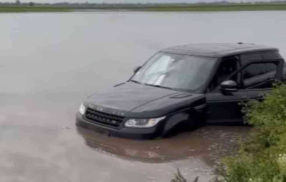 Neobična nesreća kod Novog Sada: RANGE ROVER izbegao sudar, pa završio u vodi (VIDEO)