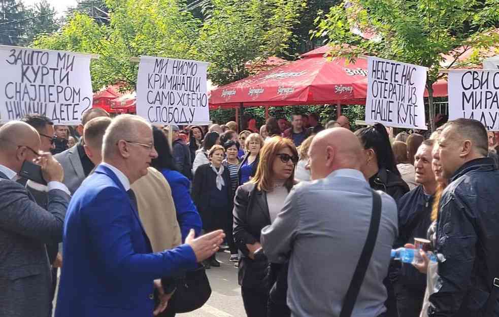 ZAŠTO MI KURTI SNAJPEROM NIŠANI DETE? Srbi opet okupljeni u Zvečanu (VIDEO, FOTO)